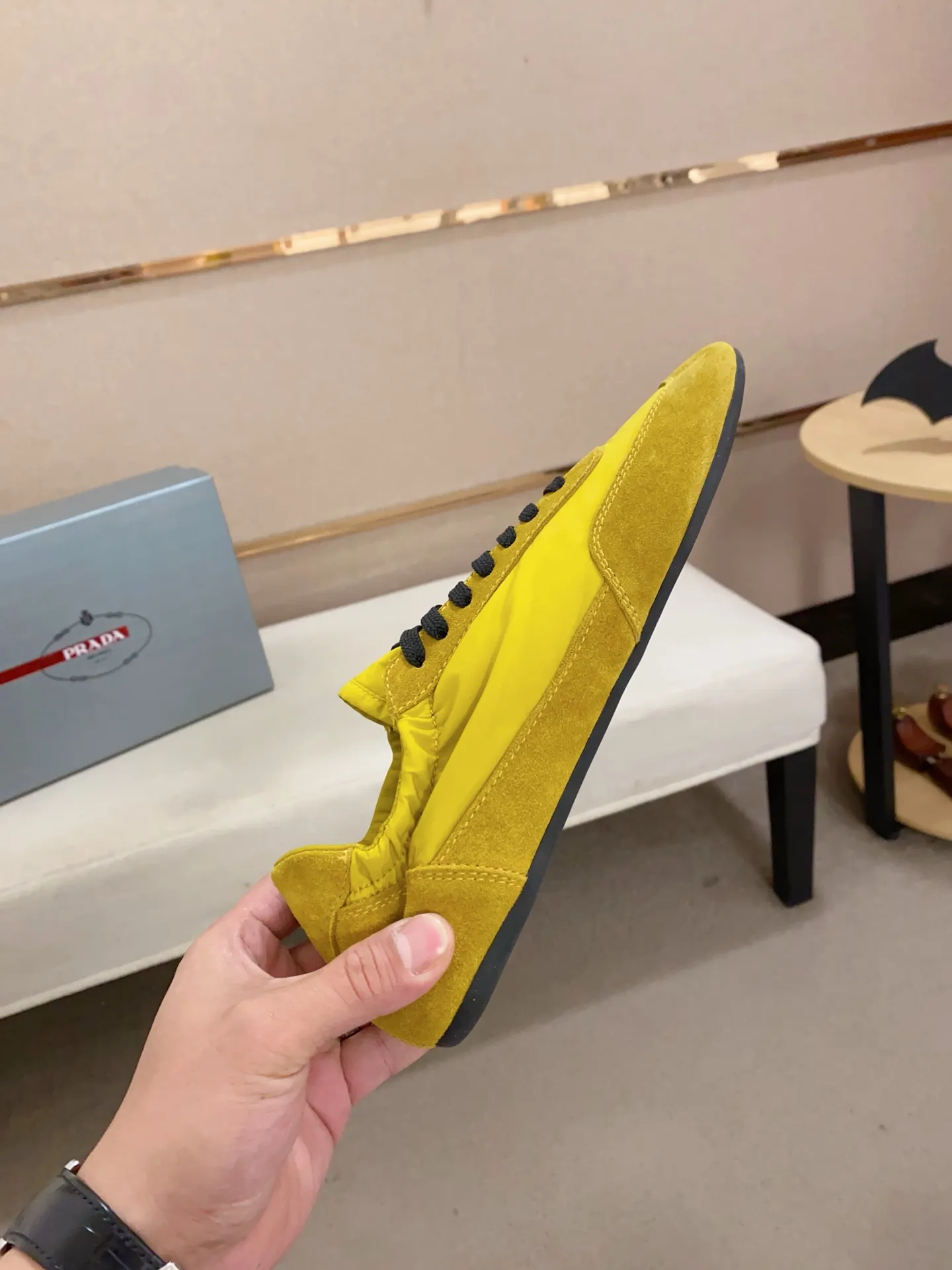Men's shoes 💰 500💰 ✔️✔️✔️High version High-quality new PRADA counters are launched simultaneously. The new men's shoes and 😘fabrics are selected from first-layer cow suede and waterproof fabrics, and are made by pure handicrafts. Lining: Full sheepskin lining. 👍🏿 High-end ☄️ air-cushion molded anti-slip rubber outsole, exquisite lines, simple and elegant, comfortable and high-end for leisure travel. Number of yards: 38 to 44. Can be customized45